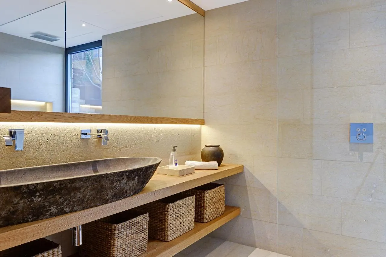 Villa Tamariu 0*,
